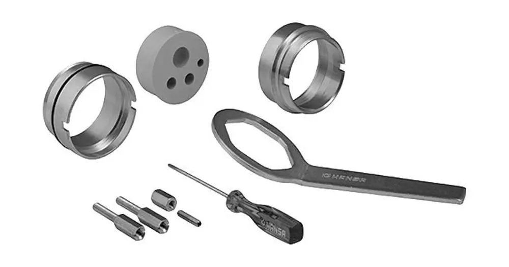 Verschiedene Metall- und Kunststoffkomponenten sowie Werkzeuge von HANSA, die vermutlich zur Installation oder Anpassung dienen. Komponenten sind in verschiedenen Formen und Größen angeordnet.